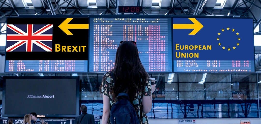 Eine Frau betrachtet die Anzeigentafel im Flughafen. Links zeigt ein Pfeil Richtung Brexit, links in Richtung European Union.