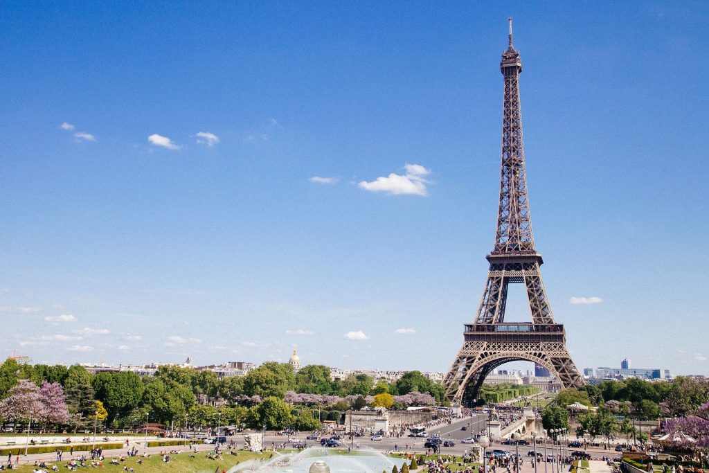 Man sieht den Eiffelturm in Paris vor einem blauem Himmel.