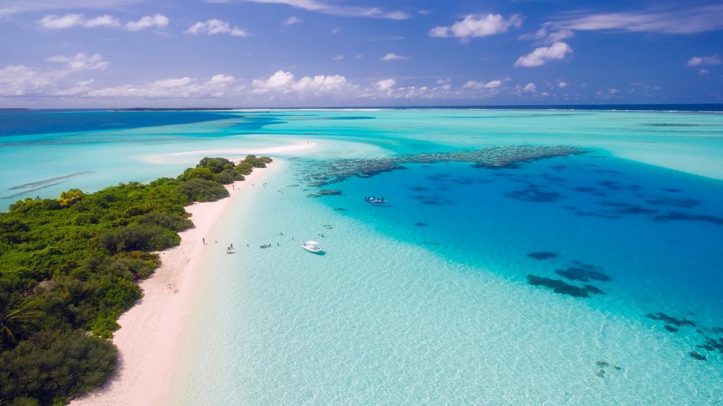 Man sieht eine Insel der Malediven aus der Vogelperspektive.