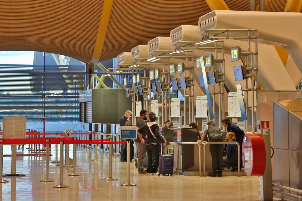 Man sieht den Check-In Schalter Reihe eines Flughafen Terminals.