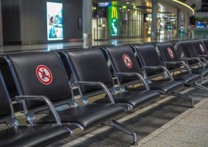 Man sieht die leeren Sitzplätze eines Flughafenterminals. Mehrere Sitze sind aufgrund der Corona-Pandemie gesperrt.