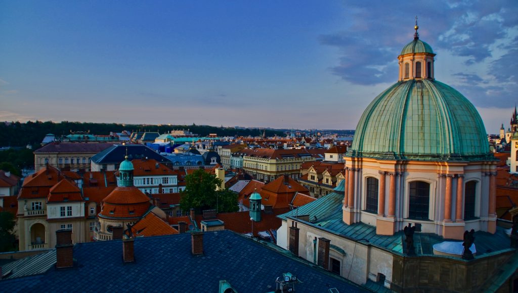 Man sieht die Landschaft von Prag mit der St. Nikolaus-Kirche