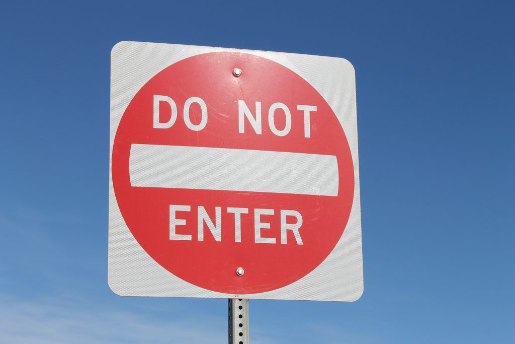 Es ist ein rotes Schild mit dem Schriftzug "Do not Enter" zu erkennen.