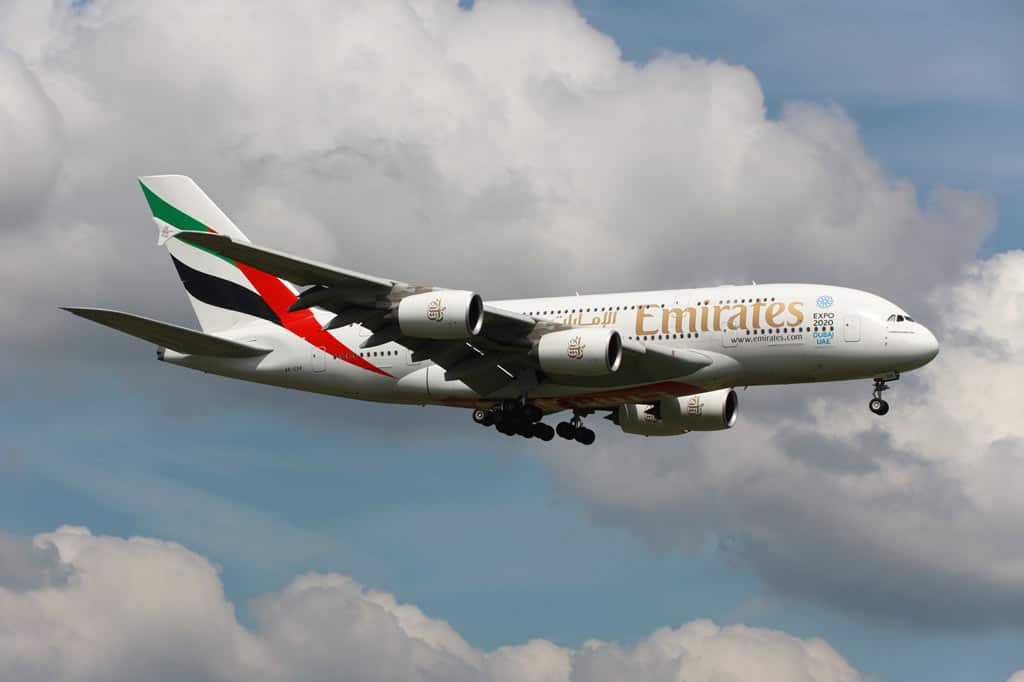 Flugzeug von Emirates - Fliegen in der Schwangerschaft - Regelungen