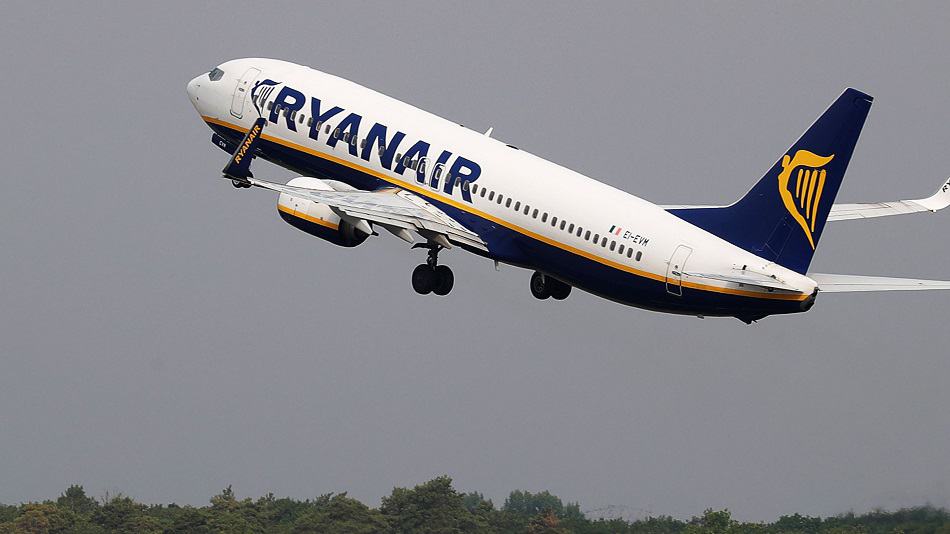 Flugzeug von Ryanair - Fliegen in der Schwangerschaft - Regelungen