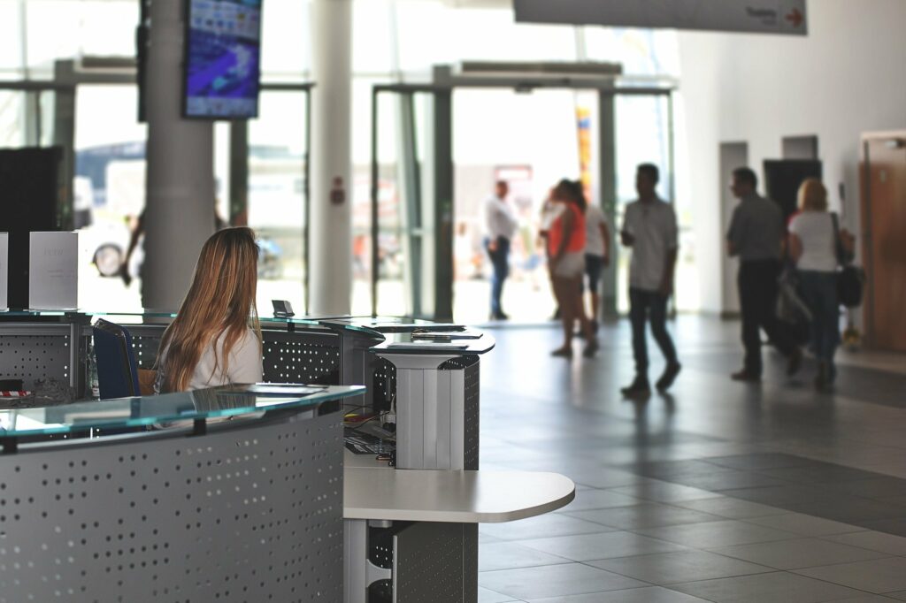 service rezeption flughafen frau