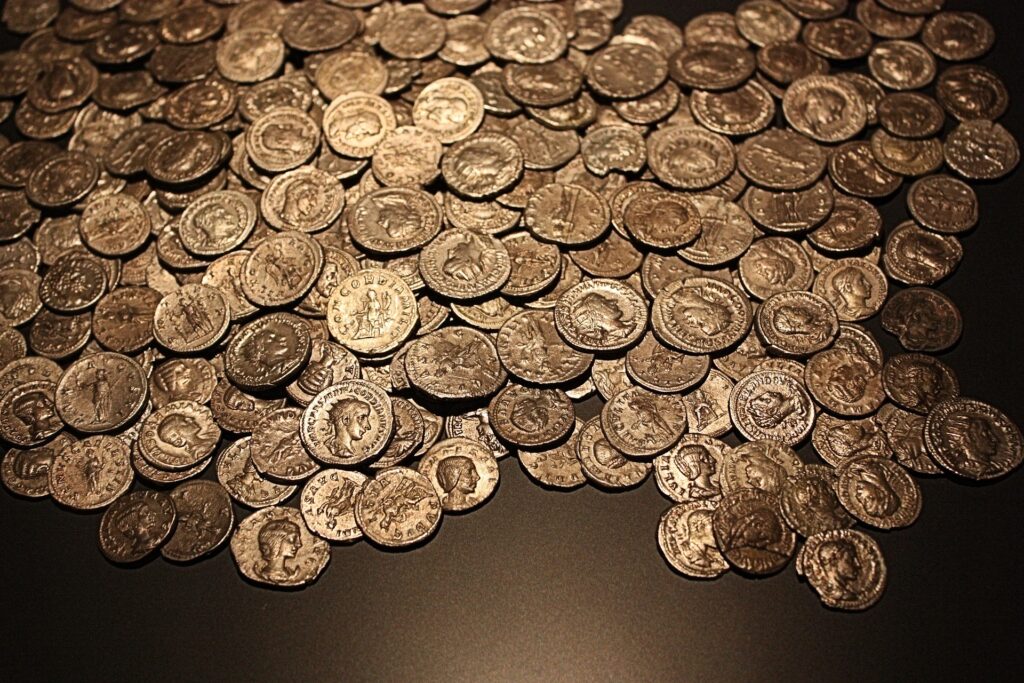 Man sieht einen Haufen antiker Goldmünzen.