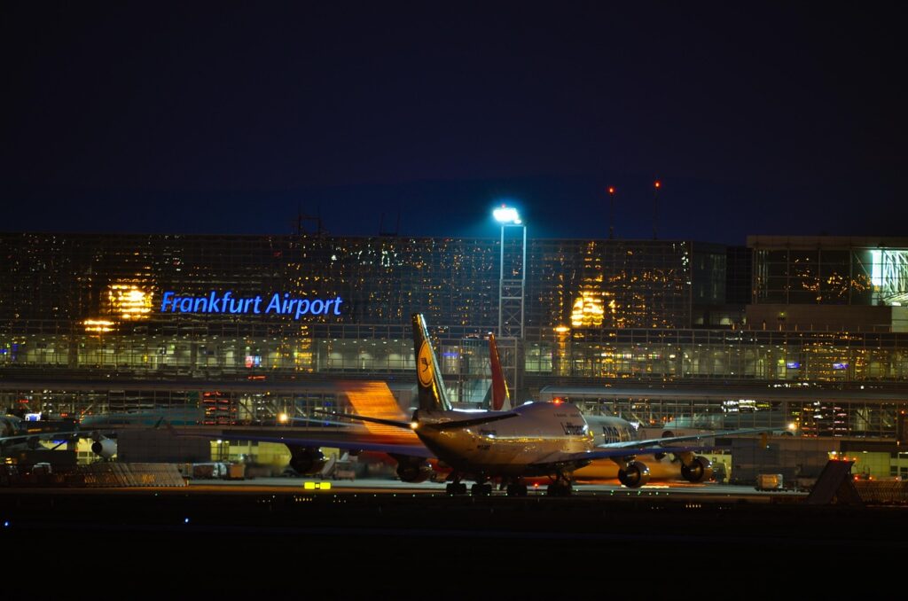 Frankfurt Flughafen bei Nacht.