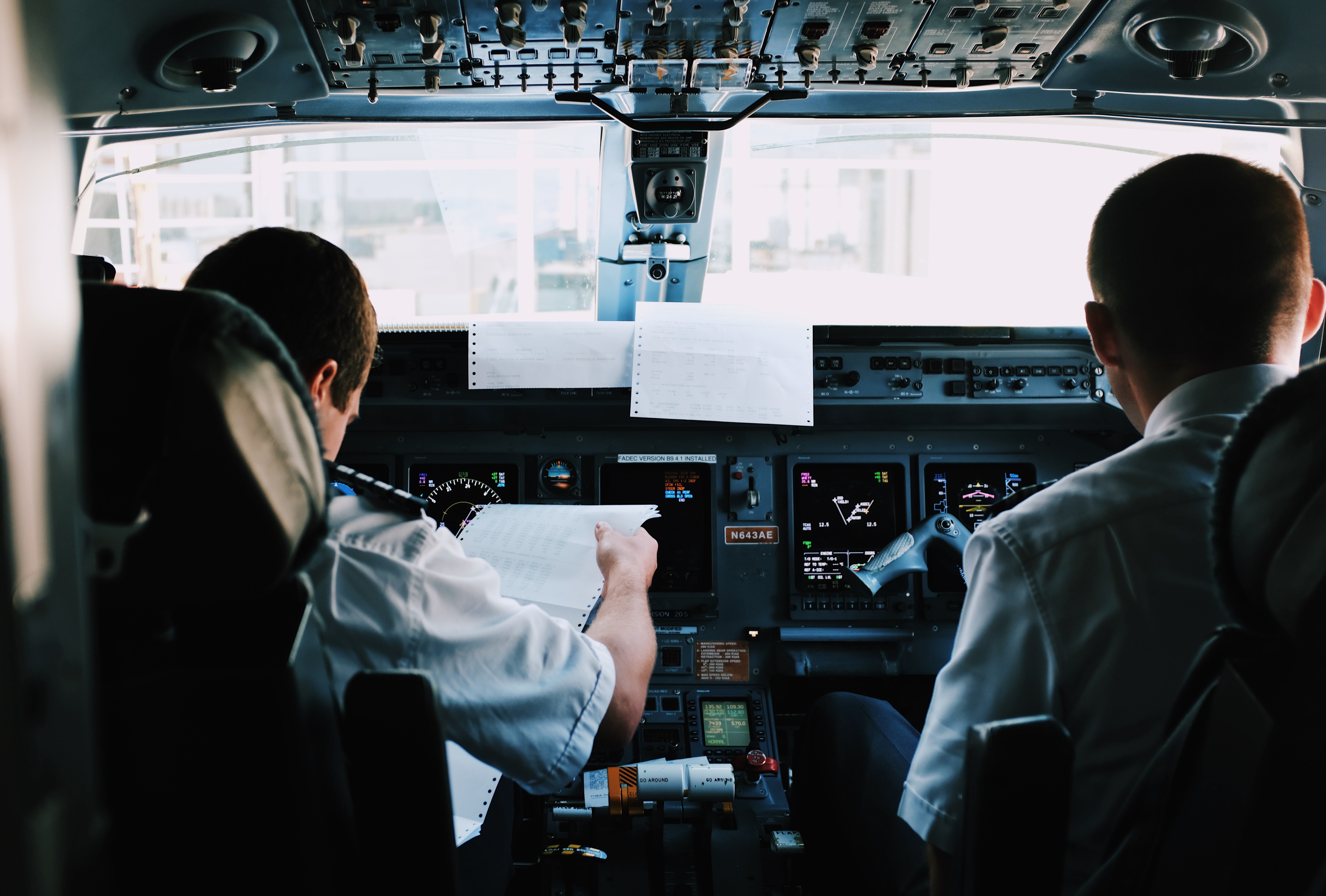 Piloten checken Listen im Cockpit