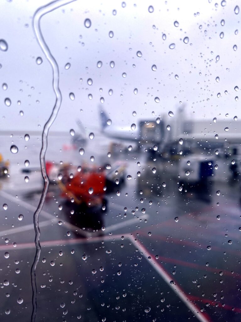 Regen Rollfeld Flughafen