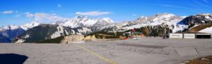 kleiner Flughafen in den Alpen