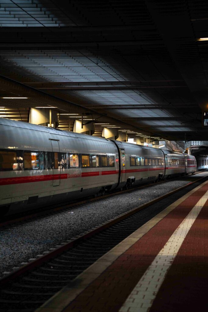Zug Deutsche Bahn am Bahnhof in Kassel