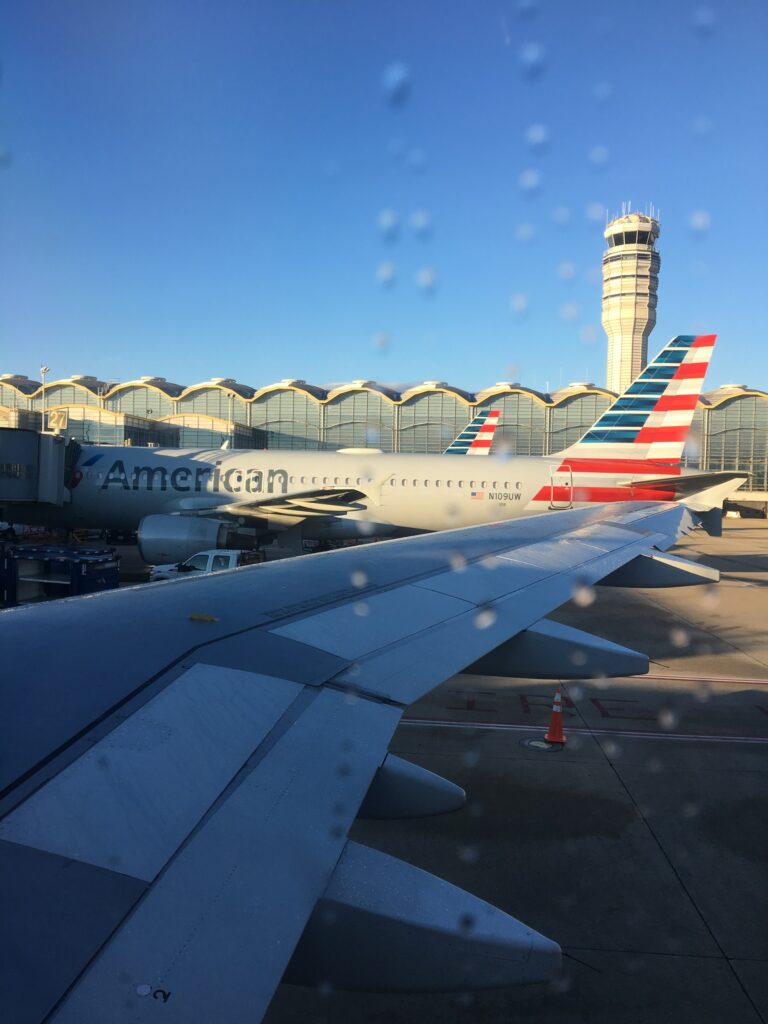 Flugzeuge von American Airlines im Terminal