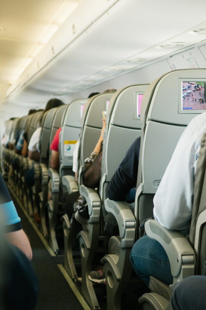 Passagiere im Flugzeuginnenraum