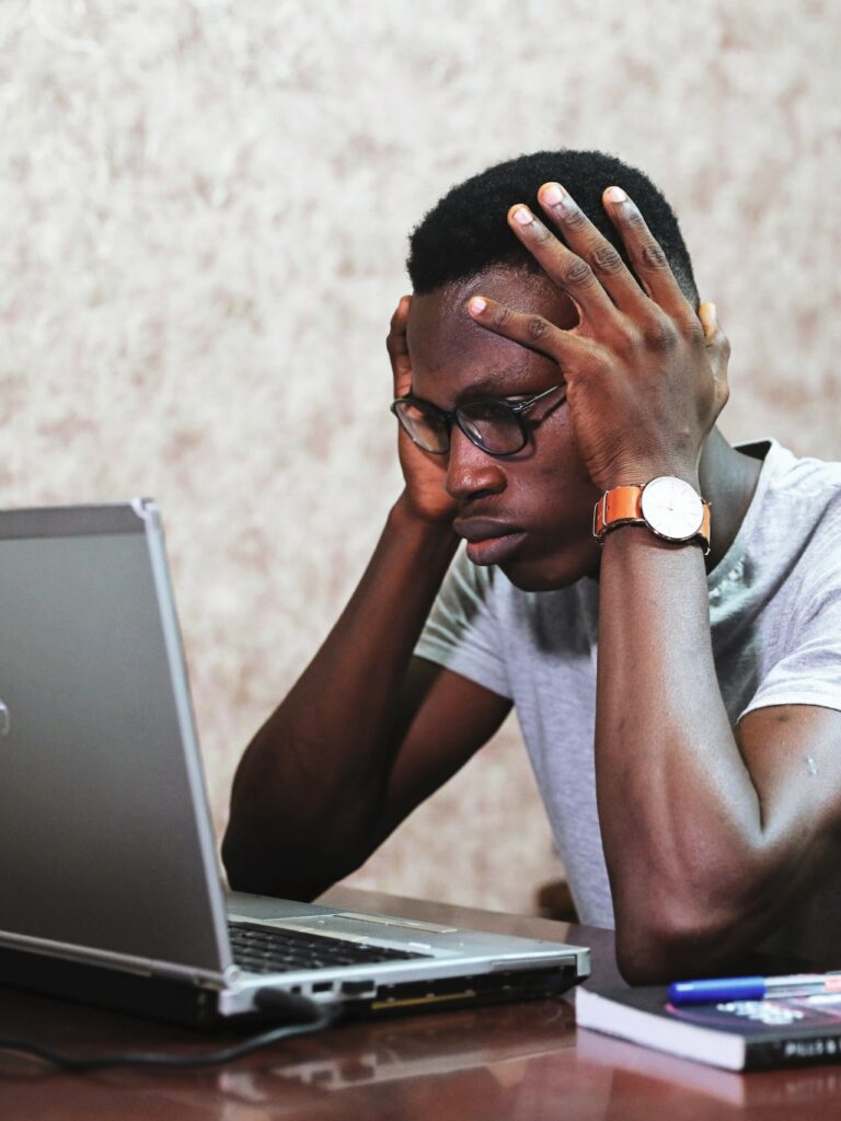 frustrierter Mann vor Laptop