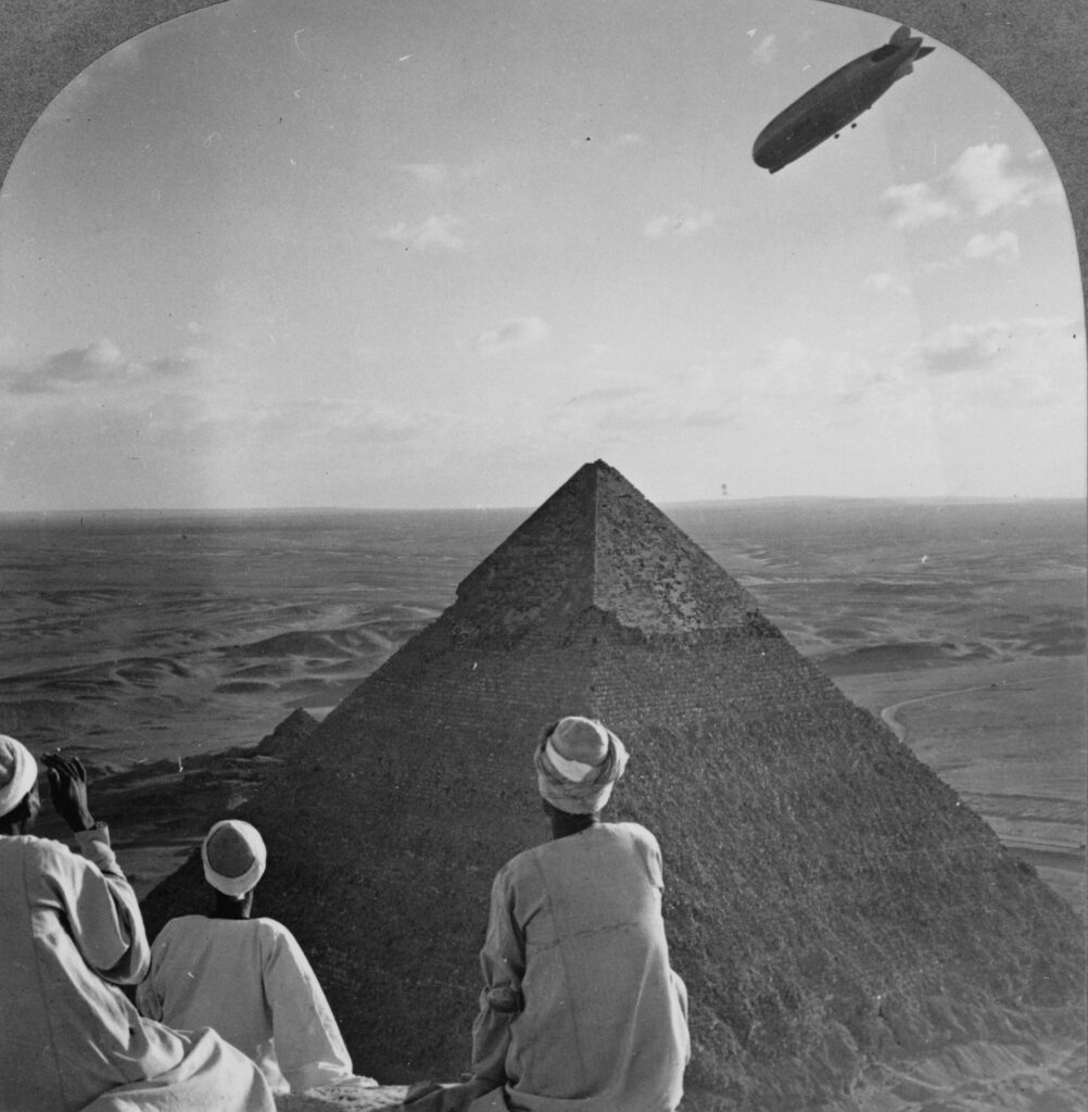 Zeppeline über den Pyramiden in Ägypten