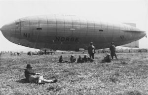 Historisches Foto eines Zeppelins in Norwegen