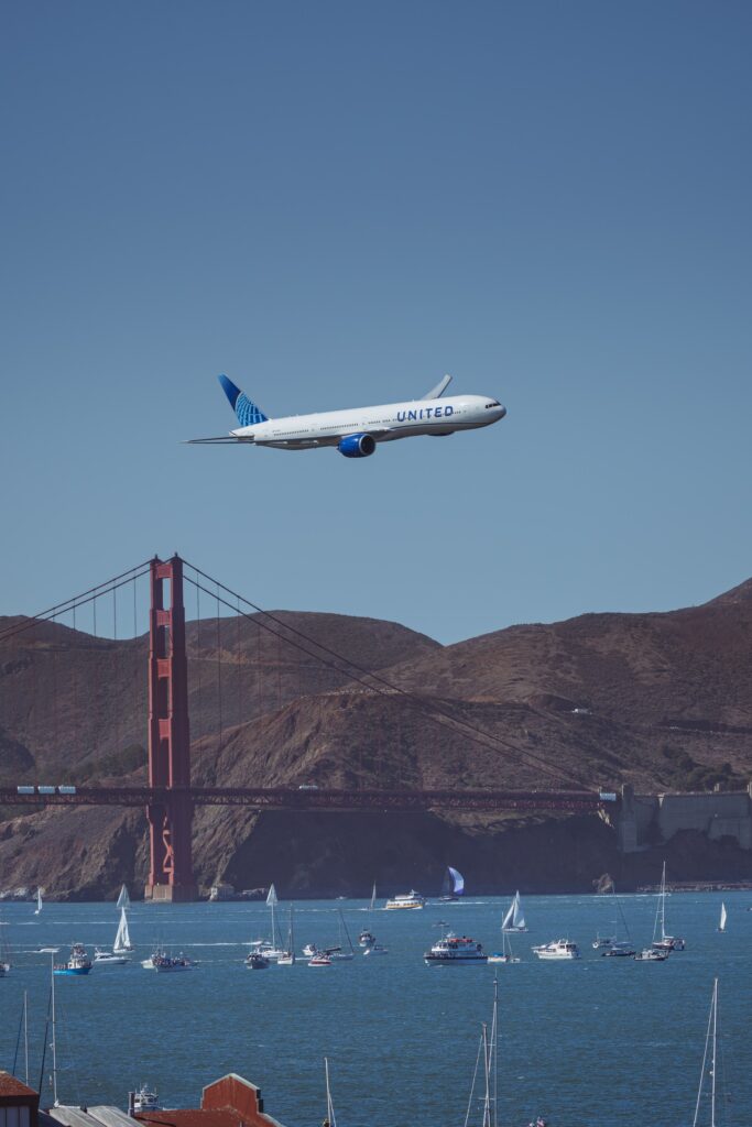 United Airlines Boeing Golden Gate Bridge