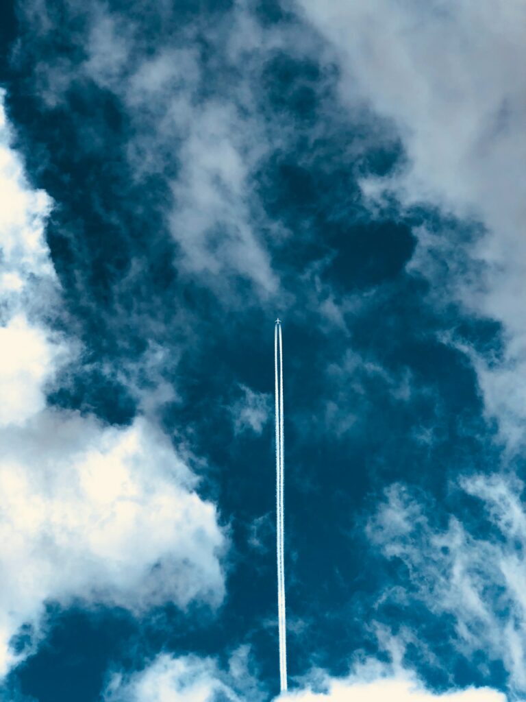 Flugzeug am blauem Himmel mit Kondensstreifen