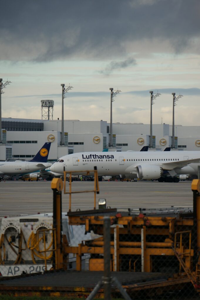 Lufthansa Flugzeuge im Terminal