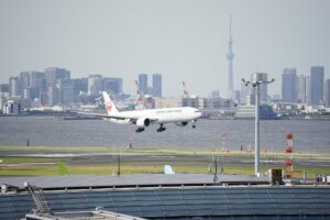 Flugzeug vor Skyline Tokio