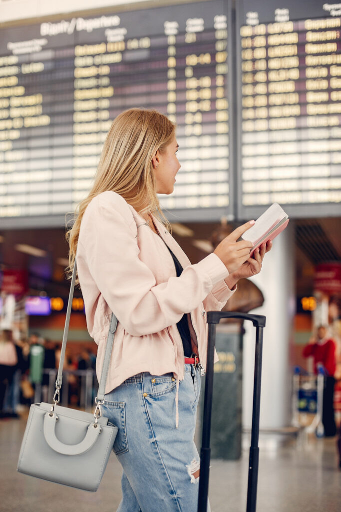 Blonde Frau wartet am Flughafen