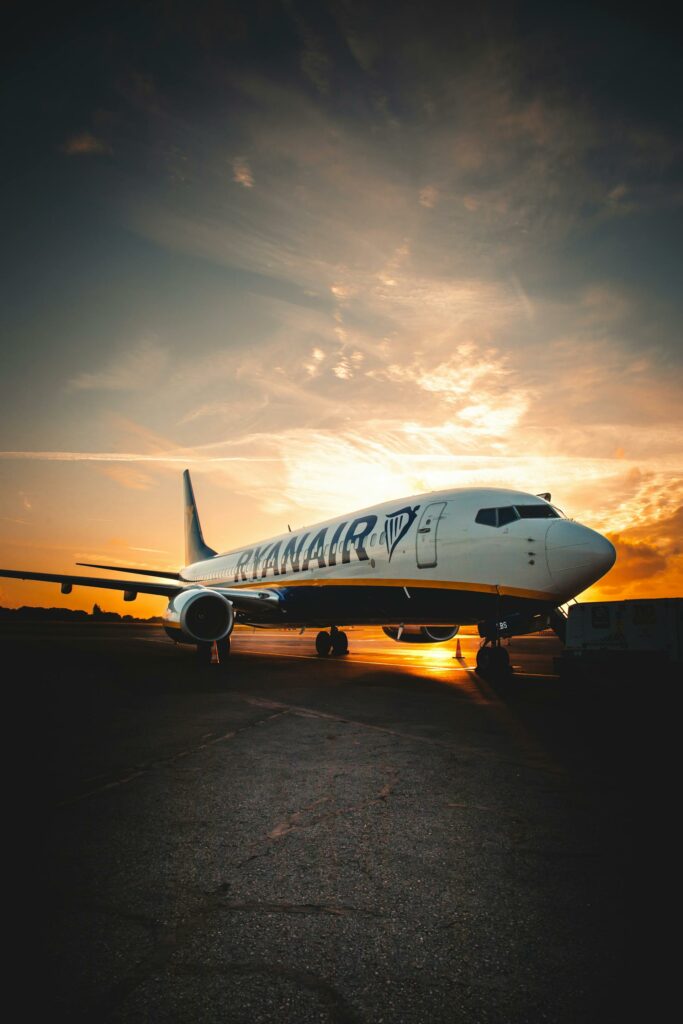 Ryanair Flugzeug vor Sonnenaufgang