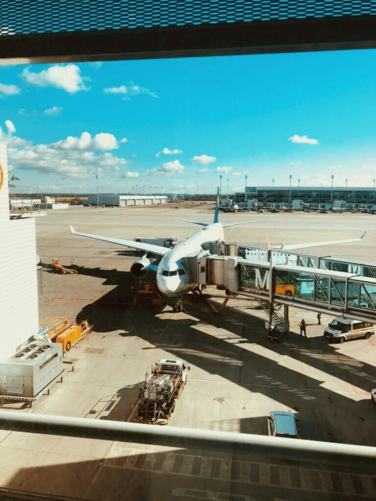 Deutscher Flughafen bei Sonnenwetter, Flieger steht am Gate 