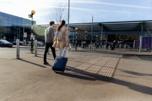 Ein Paar mit Gepäck auf dem Weg zum Flughafen