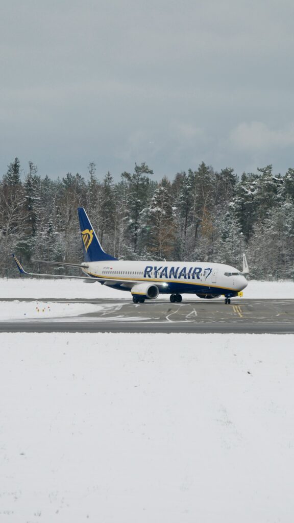 Ryanair Flugzeug am weißer Landebahn