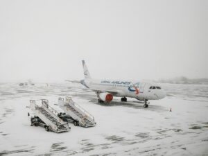 Eingeschneites Flugzeug auf Startbahn