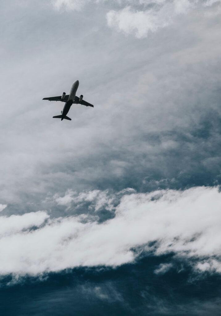 Flugzeug fliegt durch Sturmwolken.