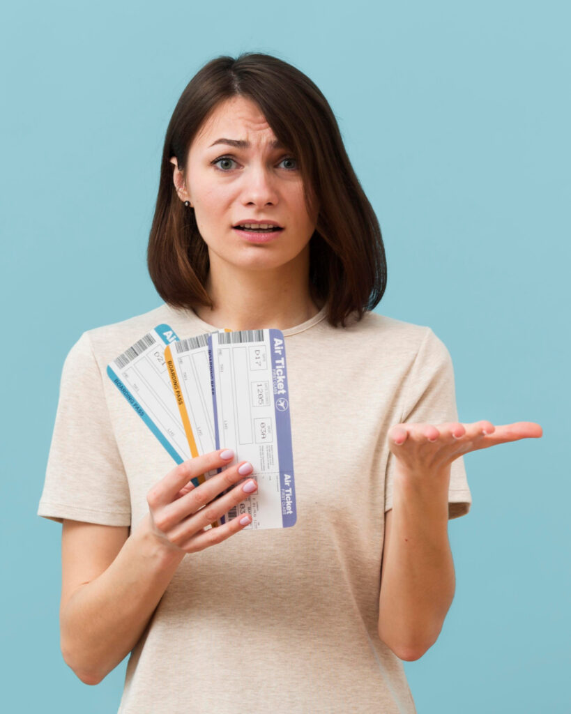 Frau mit 3 teuren Flugtickets, schlecht gelaunt. 