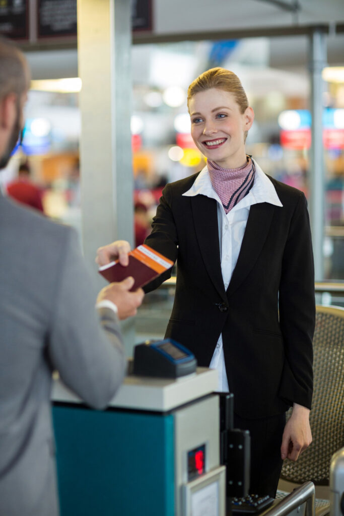 Passagier beim Check-In am Flughafen. 