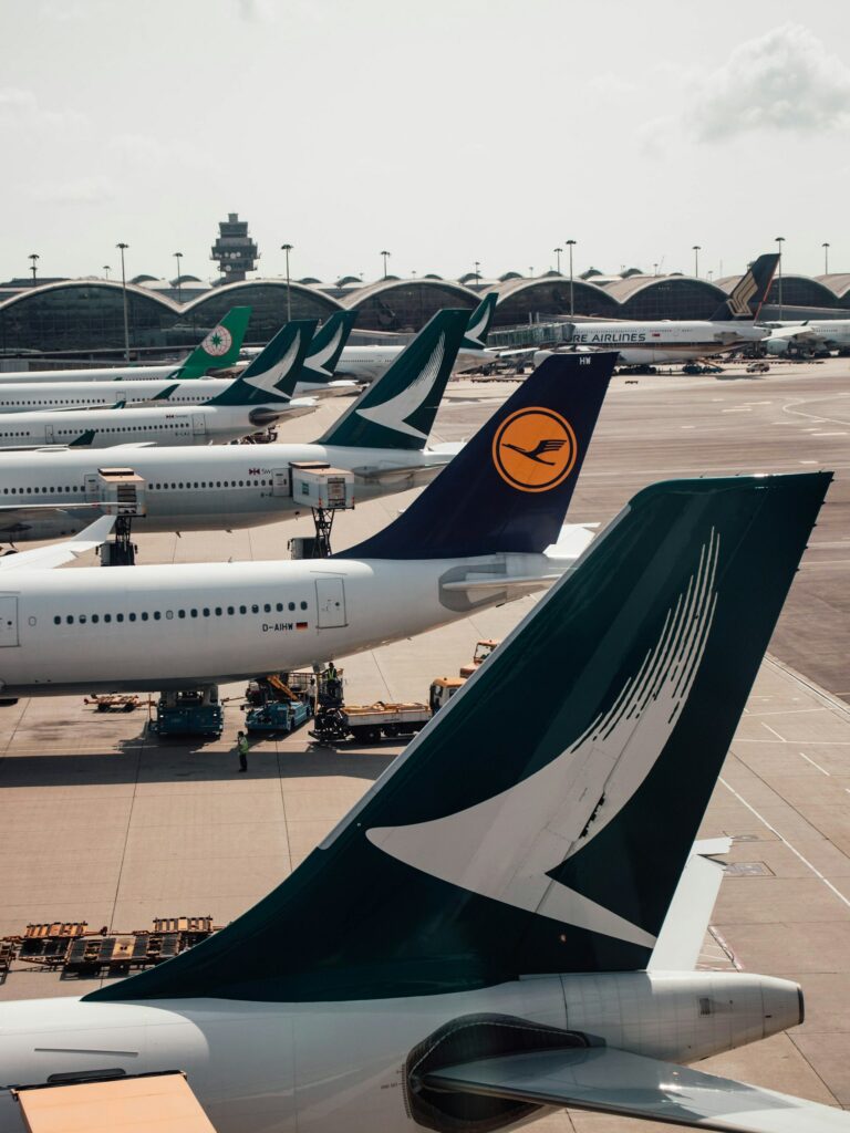 Flugzeuge verschiedener Airlines stehen am Flughafen.