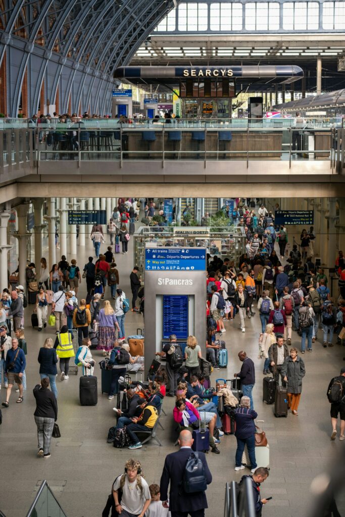 Flughafen in UK mit vielen Menschen.