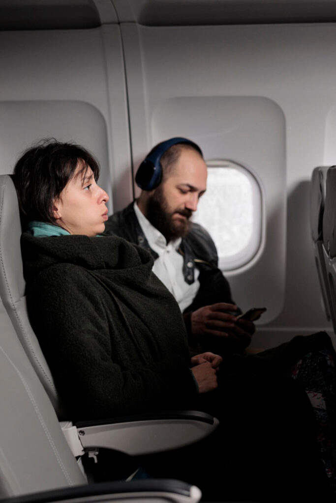 Frau hat Angst während Turbulenzen. 