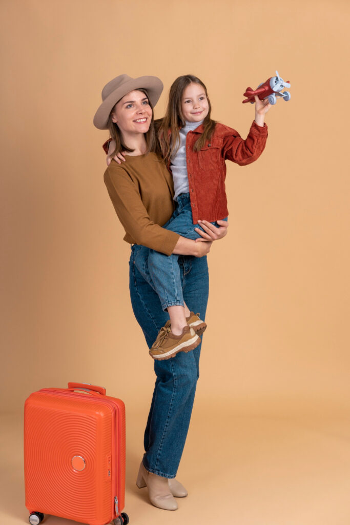 Mutter mit Tochter auf Arm und Flugzeug.