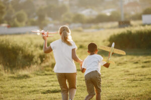 Mutter mit Sohn und Modellflugzeugen