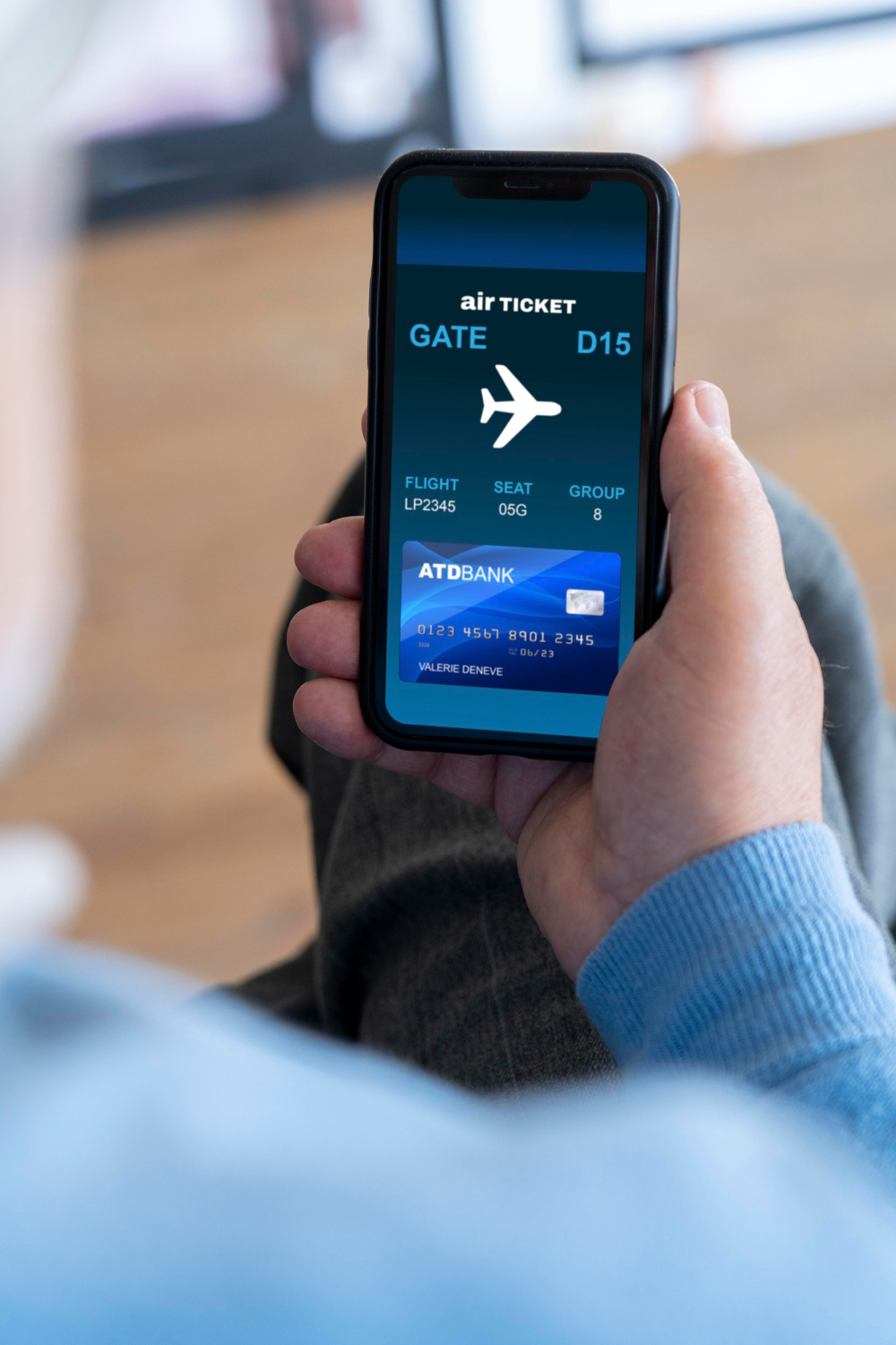 Person mit Online Flugticket auf Handy in der Hand.