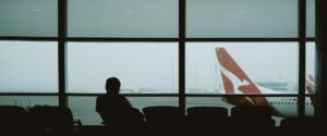 Person wartet alleine am Terminal nach Flugausfall.