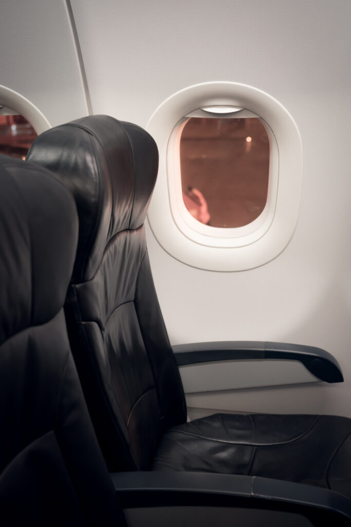 Leerer Sitzplatz im Flugzeug.