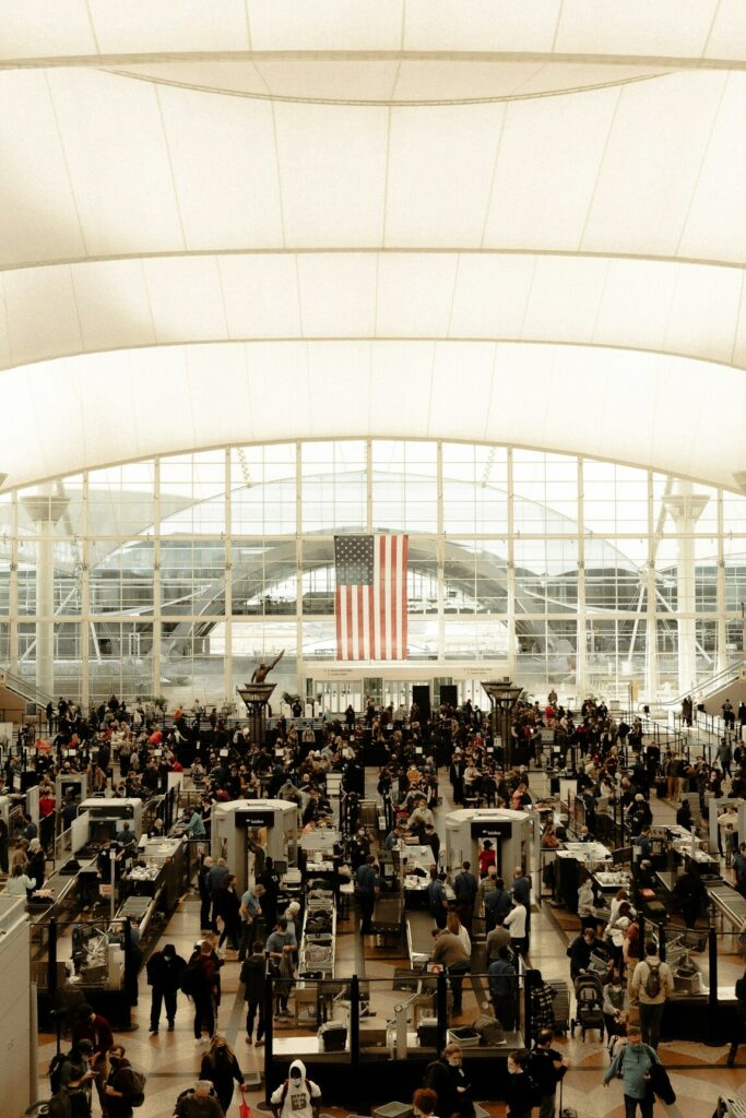 Volle Sicherheitskontrolle an einem amerikanischen Flughafen.