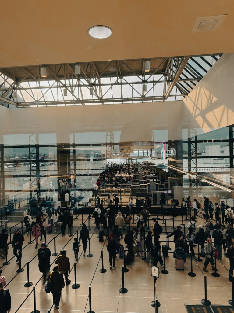 Schlange am Secruity Check am Flughafen. 