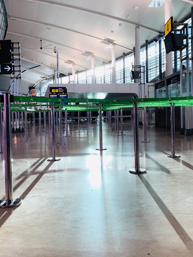Leere Sicherheitskontrolle am Flughafen.