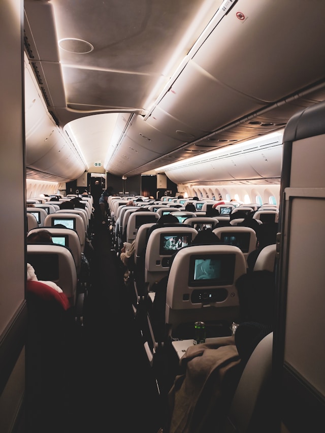 Volle Economy Class im Flugzeug. 