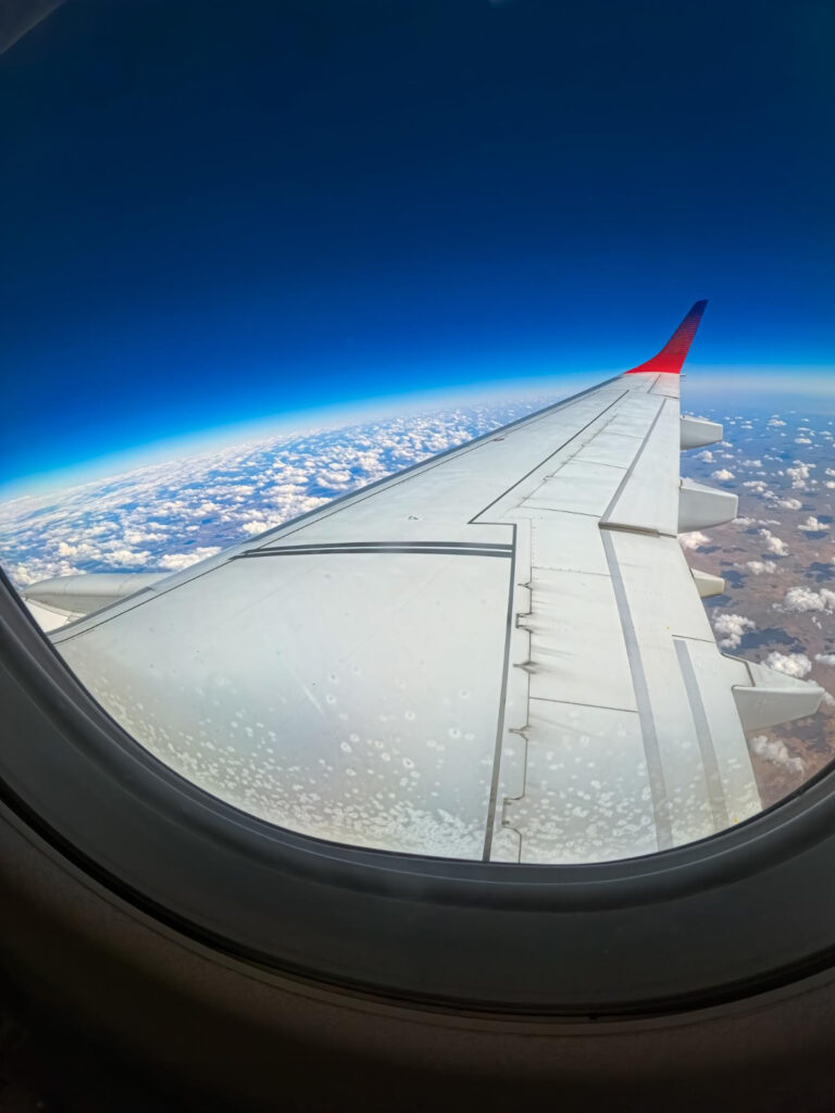 Das Reisen per Flugzeug ist nach wie vor beliebt, die Nachfrage steigt. 