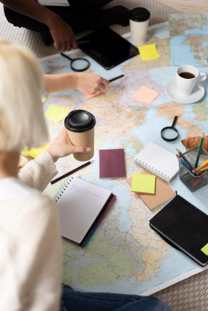 Personen über Weltkarte; planen Reise. 