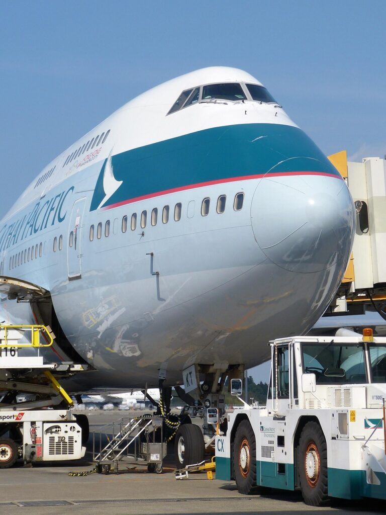 Flugzeug am Boden, das mit Kerosin betankt wird.
