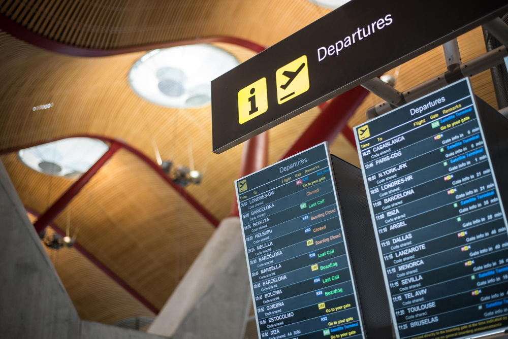 Anzeigetafel am Flughafen mit Verspätungen und Ausfällen.